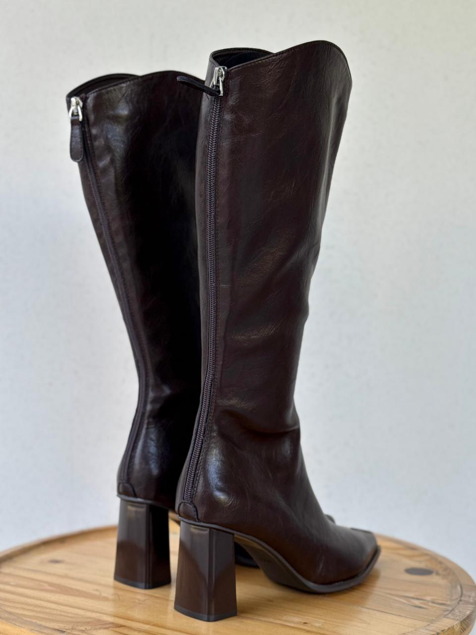 Pointed metal detail long boots