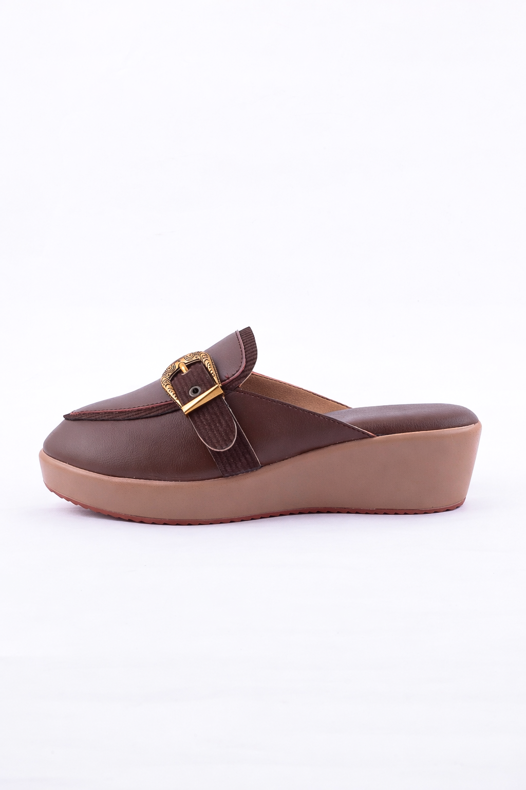 Antiqule buckle detail low wedges