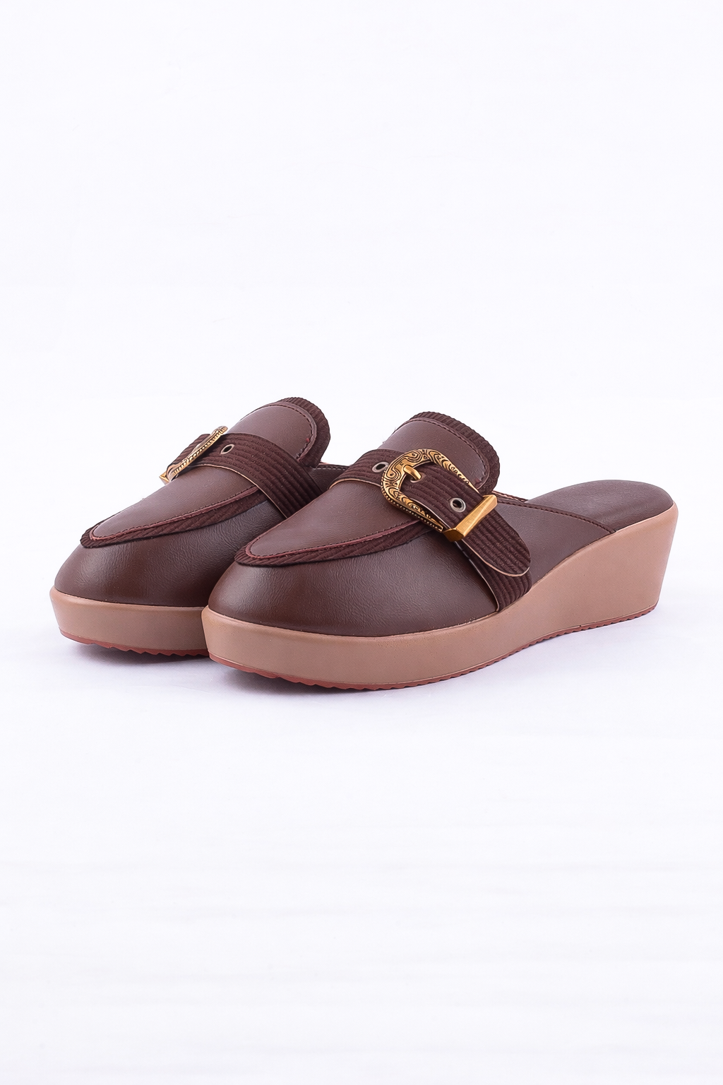 Antiqule buckle detail low wedges
