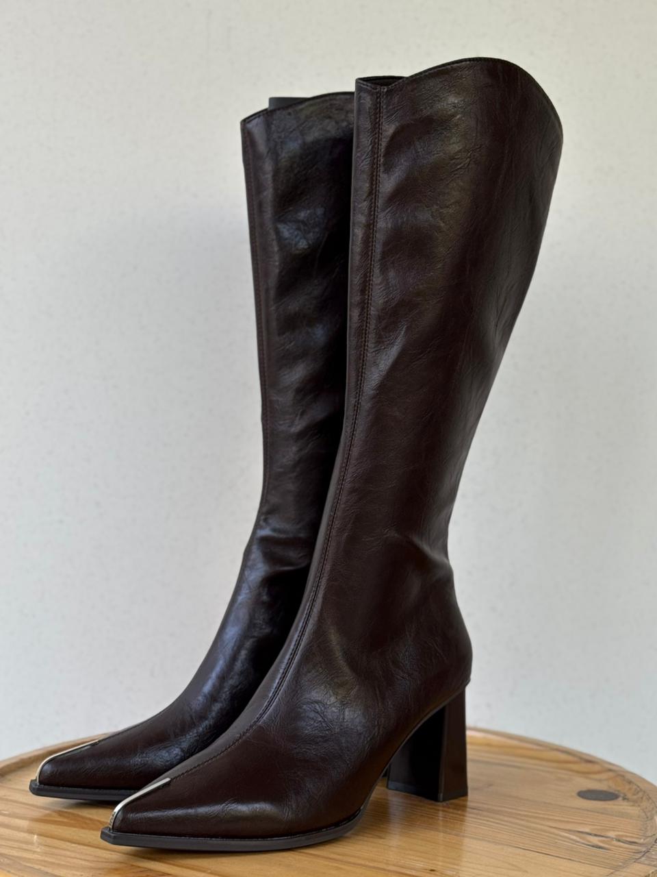 Pointed metal detail long boots